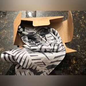 Norwex Optic Scarf - Leaf pattern- new